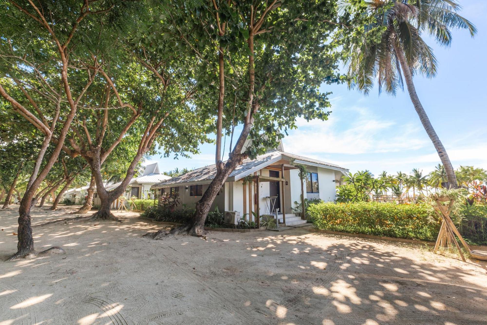 Golden Sands Destination Resorts Daanbantayan Exteriör bild